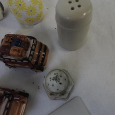 17 pc : Various Salt and Pepper Shakers, 3 sets, 7 misc, & 4 Blue Fish Decor