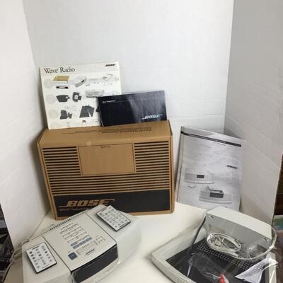 B692 BOSE Wave Radio/CD Music System & Pedestal