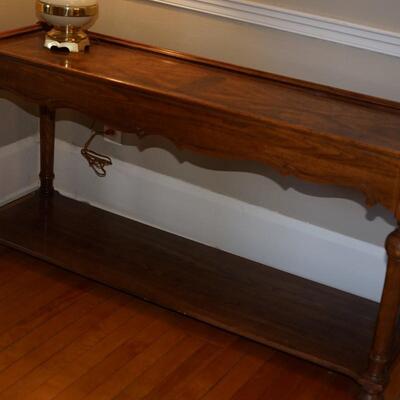 CLASSIC WALNUT HALL TABLE W/TRUMPET LEGS & LOWER SHELF