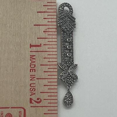 Lot 172: Vintage 10k White Gold & Diamonds Bar Pendant