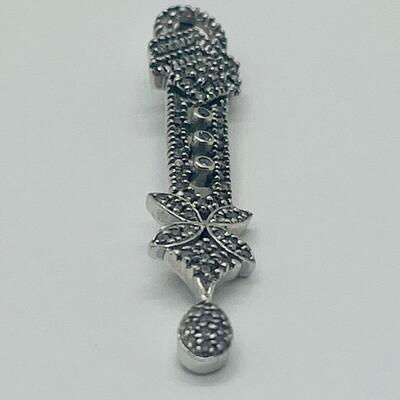 Lot 172: Vintage 10k White Gold & Diamonds Bar Pendant