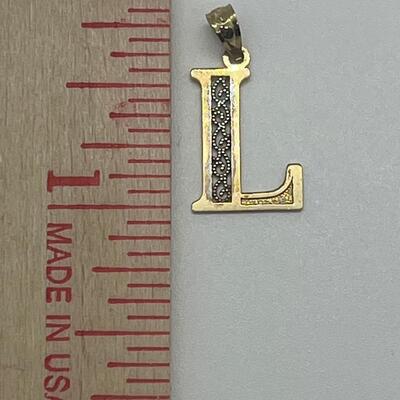 Lot 179: 10k Two-Tone Gold Letter "L" pendant