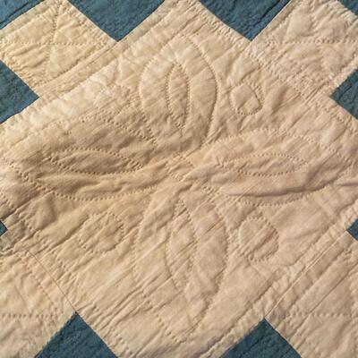 Lightweight vintage quilt, blue diamonds, see details