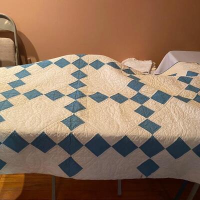 Lightweight vintage quilt, blue diamonds, see details