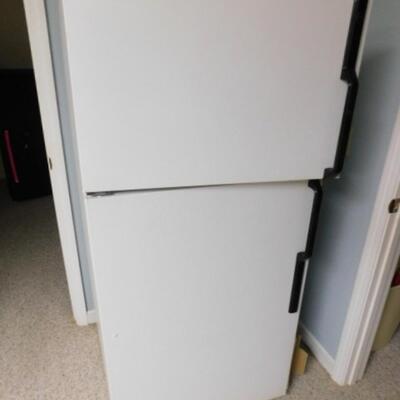Kenmore Refrigerator with Upper Freezer Compartment