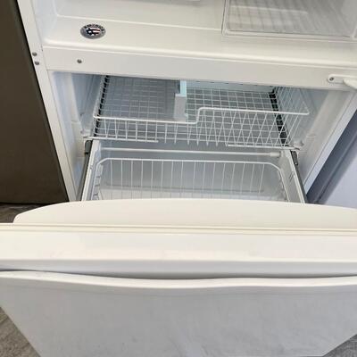 742 Whirlpool Freestanding Refrigerator/Bottom Freezer w/Ice Maker
