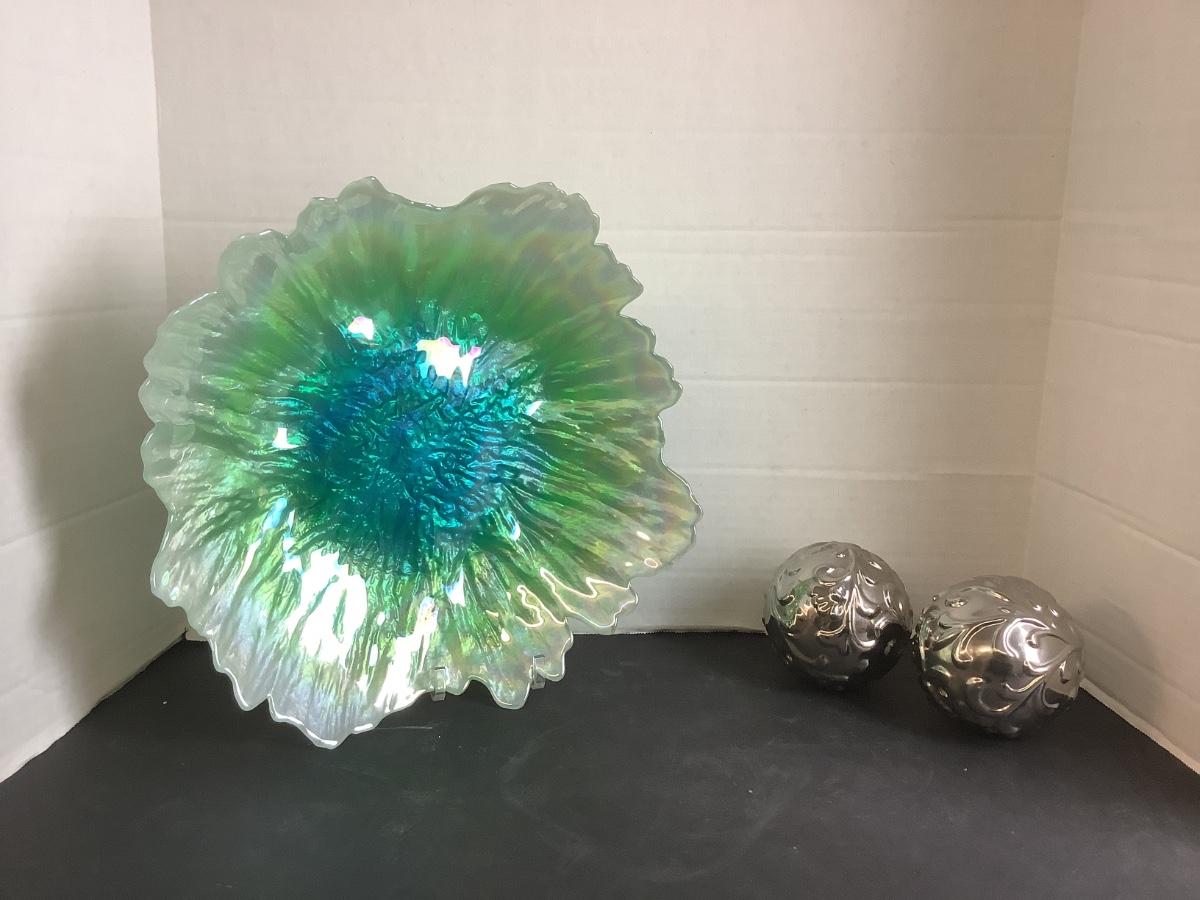 E 725 Iridescent Glass Bowl & Two Silver Decorative Balls