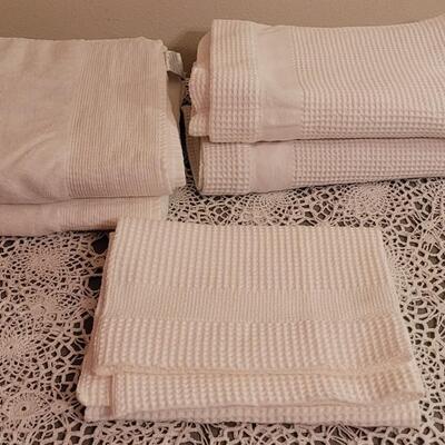 Lot 147: White Towels Lot