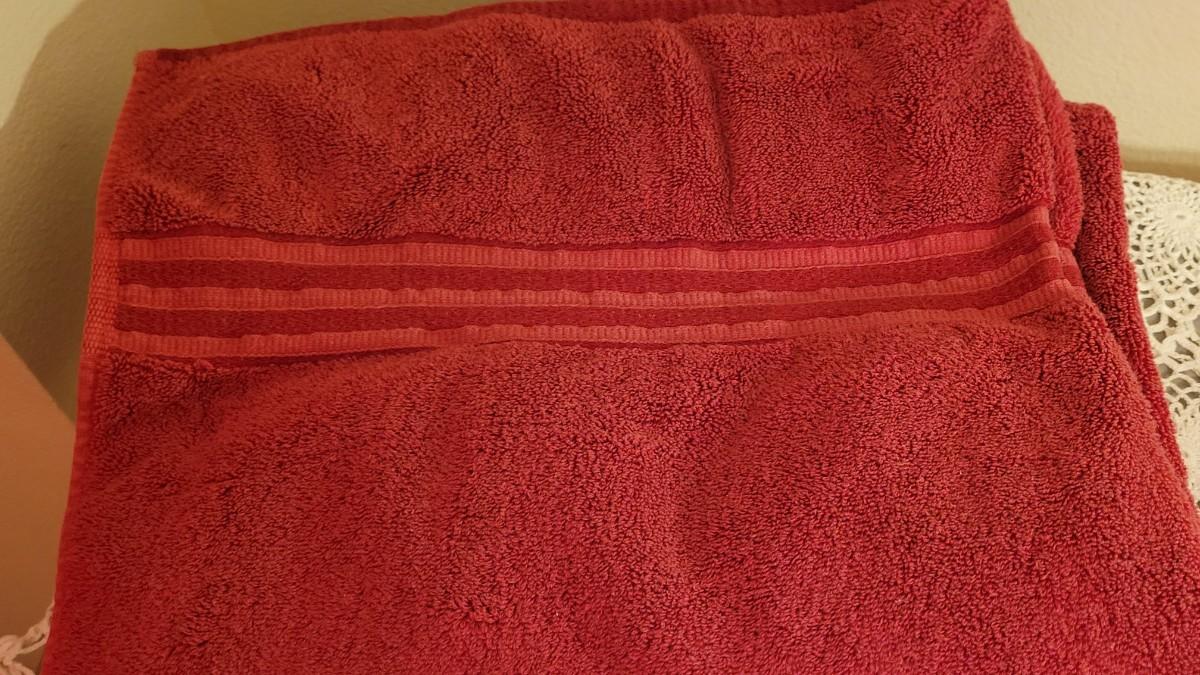Lot 152 Wamsutta Hotel Red Towel Set