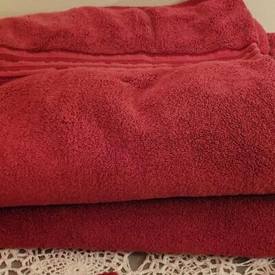 Lot 152: Wamsutta Hotel Red Towel Set