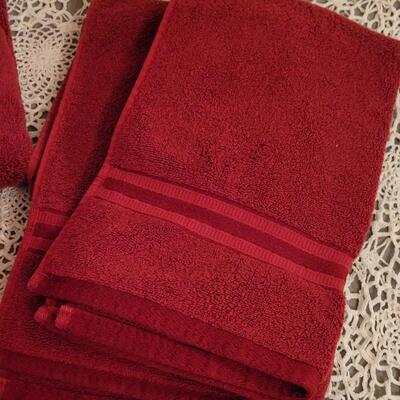 Lot 152: Wamsutta Hotel Red Towel Set