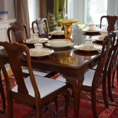 QUEEN ANNE STYLE CHERRY DINING ROOM TABLE W/ EIGHT CHAIRS ( TWO ARMCHAIRS) & TWO LEAVES