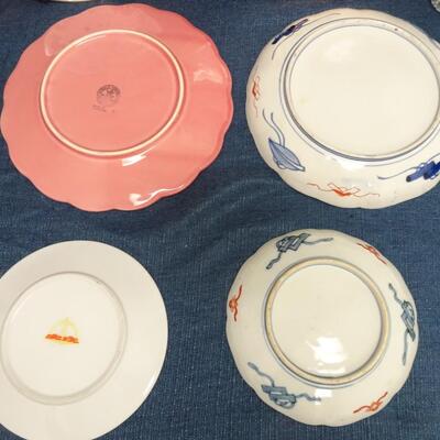 LOT 442  DECORATIVE PLATES AND FLATWARE