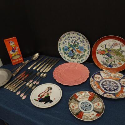 LOT 442  DECORATIVE PLATES AND FLATWARE