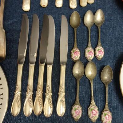 LOT 442  DECORATIVE PLATES AND FLATWARE