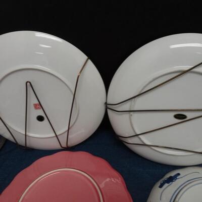 LOT 442  DECORATIVE PLATES AND FLATWARE