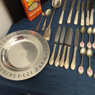 LOT 442  DECORATIVE PLATES AND FLATWARE