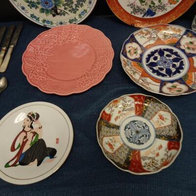 LOT 442  DECORATIVE PLATES AND FLATWARE