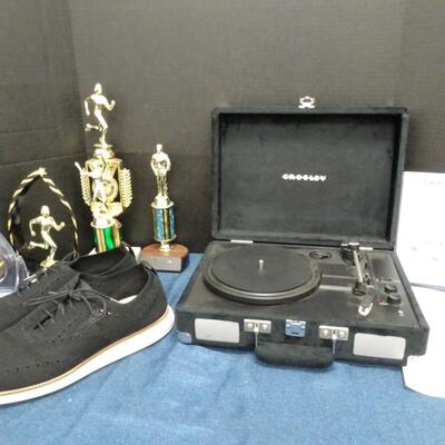 L0T 444  CROSLEY PORTABLE TURNTABLE, COLE HAAN SIZE 14 AND PLASTIC TROPHIES