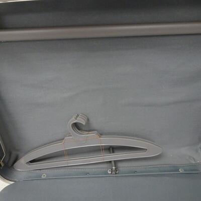 LOT 452  VINTAGE AND MODERN LUGGAGE