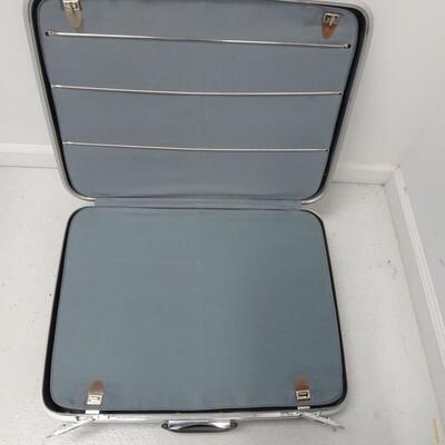 LOT 452  VINTAGE AND MODERN LUGGAGE