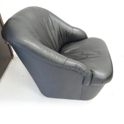 LOT 460 LEATHER PALLISER BRAND CHAIR