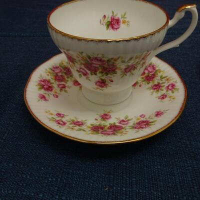 LOT 489  FIVE TEA CUP SAUCER SETS