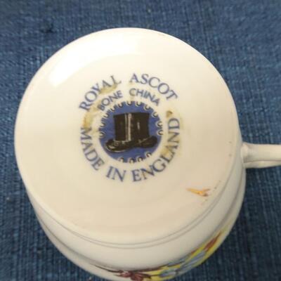 LOT 489  FIVE TEA CUP SAUCER SETS