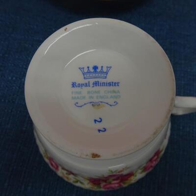 LOT 489  FIVE TEA CUP SAUCER SETS