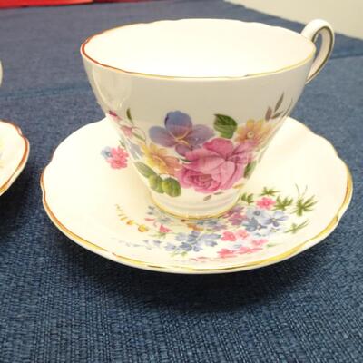 LOT 489  FIVE TEA CUP SAUCER SETS