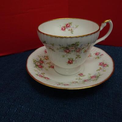 LOT 490  FIVE TEA CUP AND SAUCER SETS