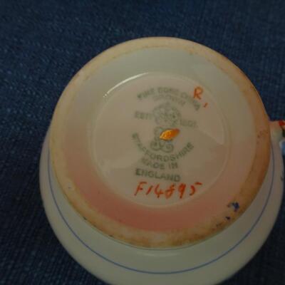 LOT 490  FIVE TEA CUP AND SAUCER SETS