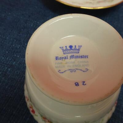 LOT 490  FIVE TEA CUP AND SAUCER SETS