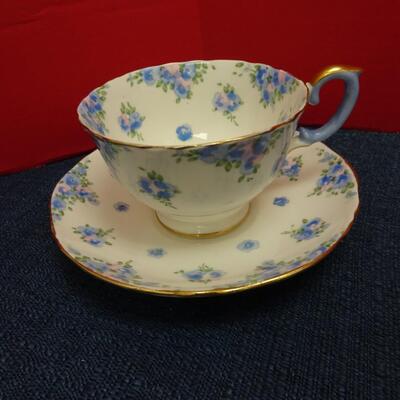 LOT 490  FIVE TEA CUP AND SAUCER SETS