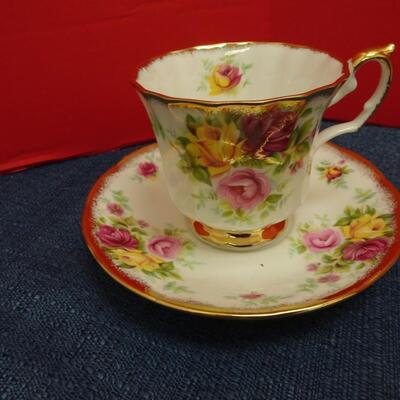 LOT 490  FIVE TEA CUP AND SAUCER SETS
