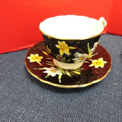 LOT 490  FIVE TEA CUP AND SAUCER SETS