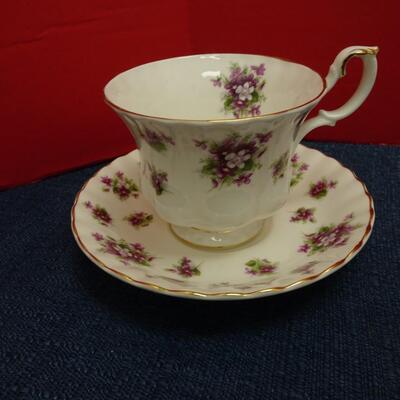 LOT 491  FIVE TEA CUP/SAUCER SETS