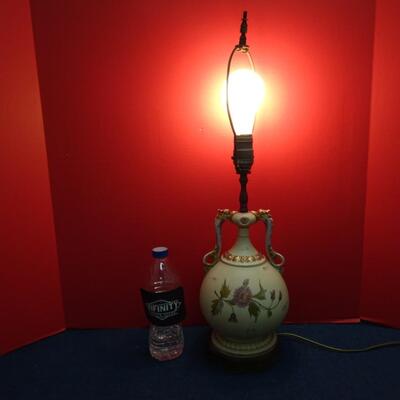 LOT 492  HOME DECOR AND TABLE LAMP