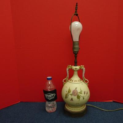 LOT 492  HOME DECOR AND TABLE LAMP