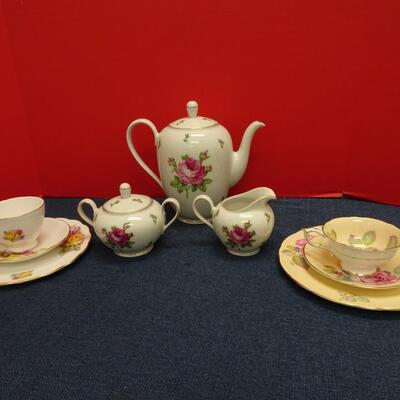 LOT #493  TEA POT AND TEA CUPS