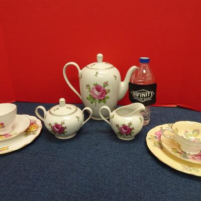 LOT #493  TEA POT AND TEA CUPS