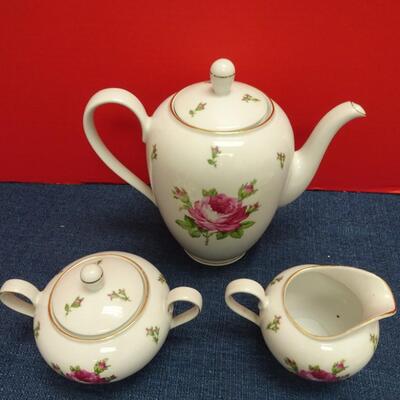 LOT #493  TEA POT AND TEA CUPS
