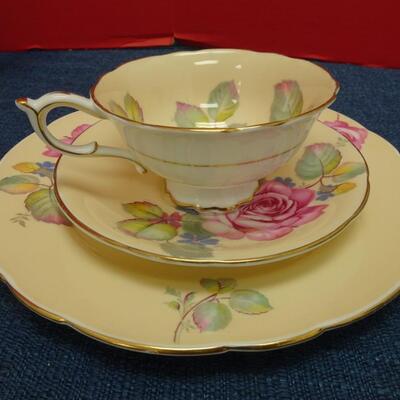 LOT #493  TEA POT AND TEA CUPS