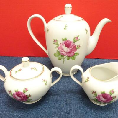 LOT #493  TEA POT AND TEA CUPS