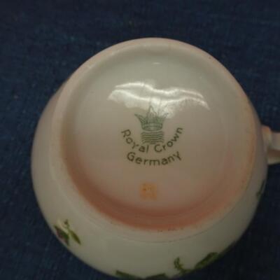 LOT #493  TEA POT AND TEA CUPS