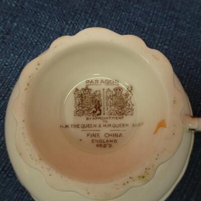 LOT #493  TEA POT AND TEA CUPS