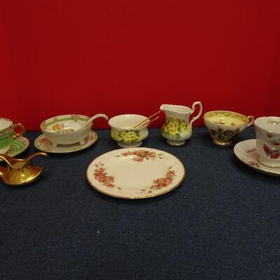 LOT 495  TEA CUPS AND MISC CHINA PIECES