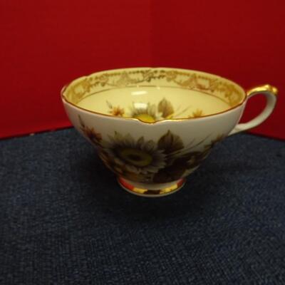 LOT 495  TEA CUPS AND MISC CHINA PIECES
