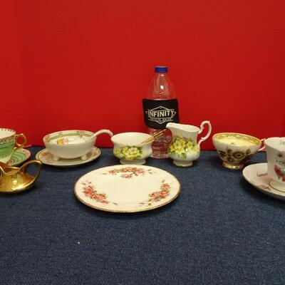 LOT 495  TEA CUPS AND MISC CHINA PIECES