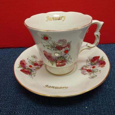LOT 495  TEA CUPS AND MISC CHINA PIECES